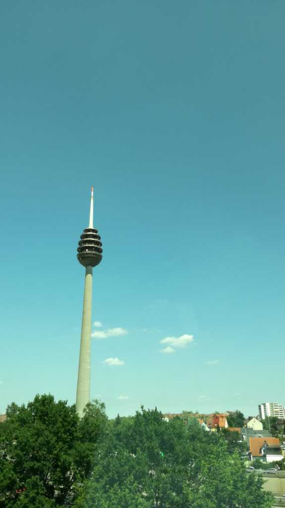 Die Farben von Nürnberger Fernsehturm kommen nicht durch einen Filter vom Handy, sondern durch getönte Glasscheiben. | Johannes Ulrich Gehrke