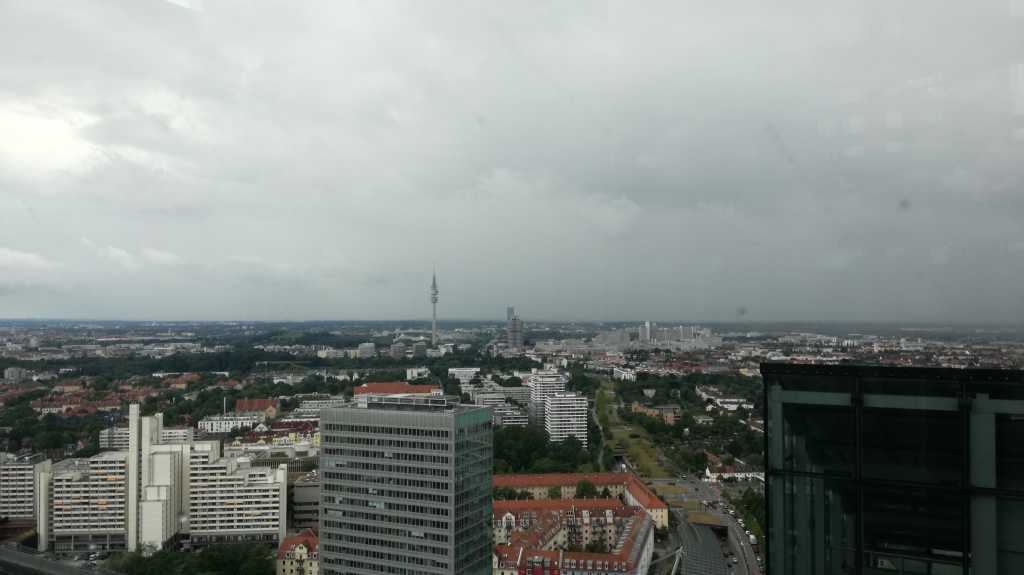 Der Turm hinten ist der Olympia Turm, eine Daumenbreite rechts der BMW Tower. Außerdem im Bild: andere Gebäude! | Johannes Ulrich Gehrke