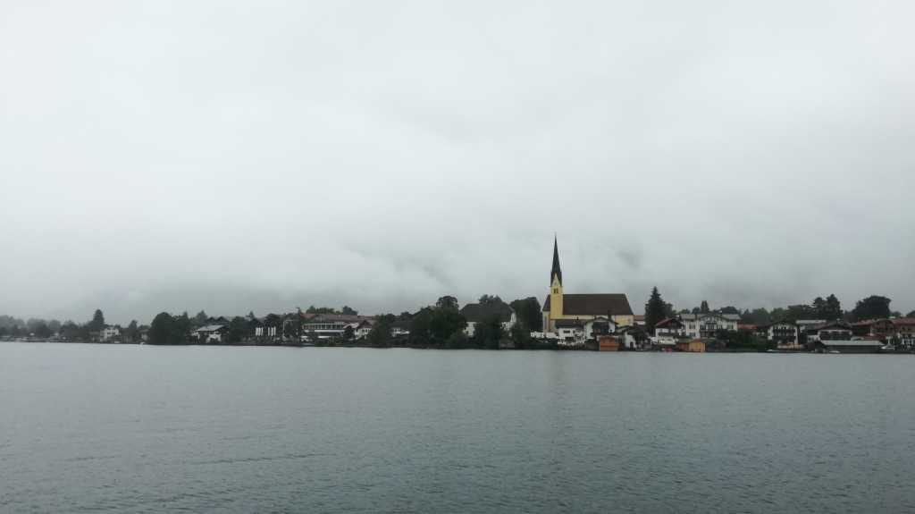 Blick übern Tegernsee auf eine Barock-Kichre | Johannes Ulrich Gehrke