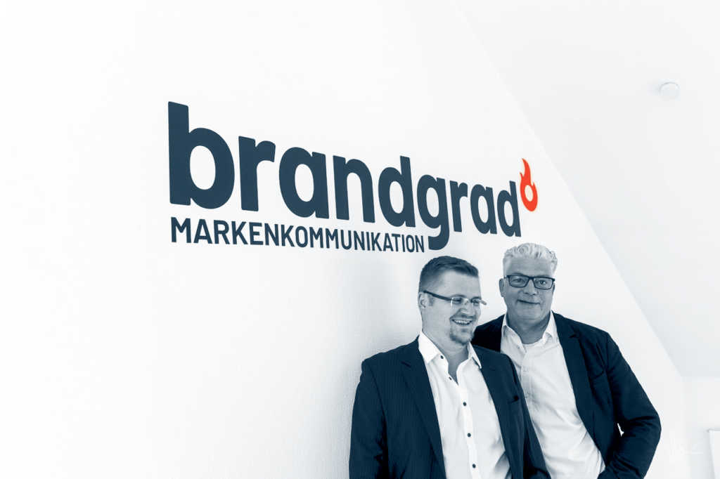 André und Ich unter unserem Brandgrad Logo | Johannes Ulrich Gehrke