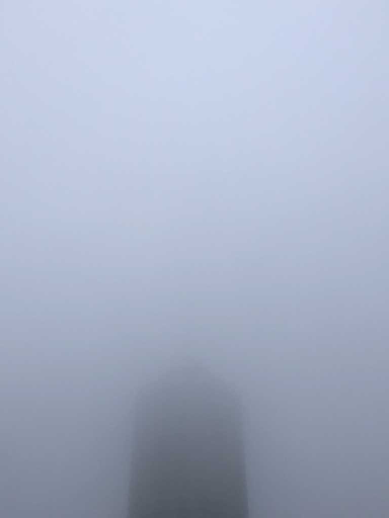 Der Augsburger Hotelturm versinkt im Herbstnebel | Johannes Ulrich Gehrke