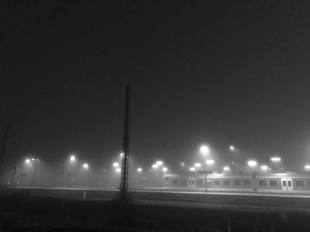 Augsburger Hauptbahnhof im herbstlichen Nebel in der Nacht | Johannes Ulrich Gehrke