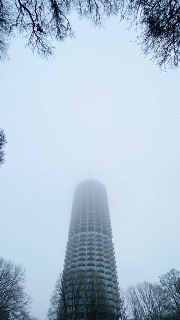 Augsburger Hotelturm im Wittelsbacherpark, ein bisschen dramatisch inszeniert | Johannes Ulrich Gehrke