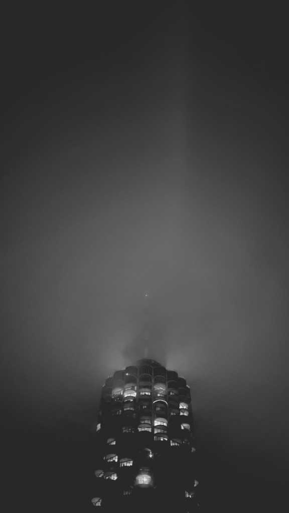 Augsburger Hotelturm bei Nacht & Nebel | Johannes Ulrich Gehrke