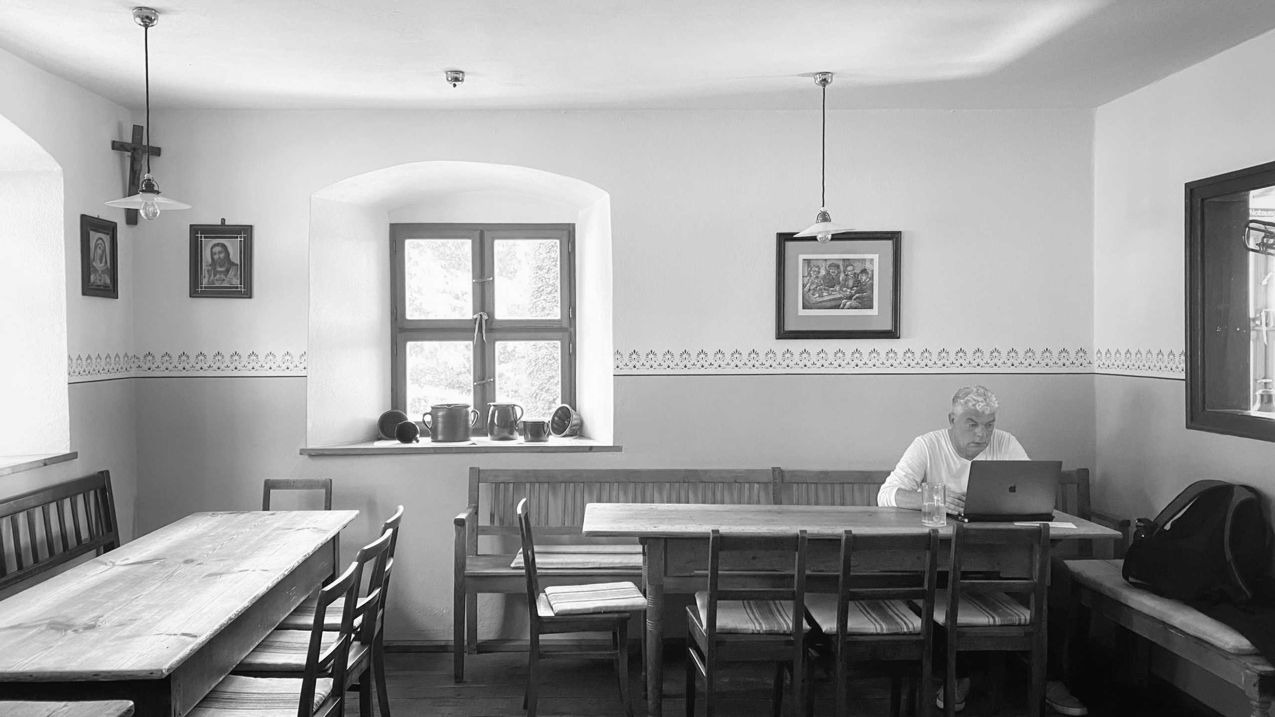 André Kinne in der rustikalen Gaststube, wo wir uns vor der Sommerhitze verstecken konnten | Johannes Ulrich Gehrke