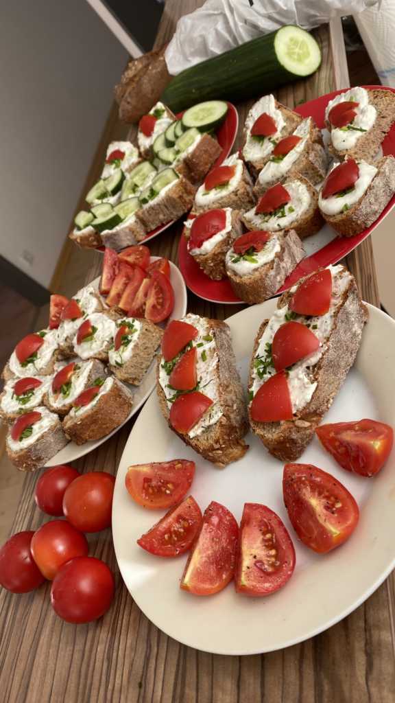 Frühstückssnacks mit eigenen Tomaten mit Quark und Baguette | Johannes Ulrich Gehrke