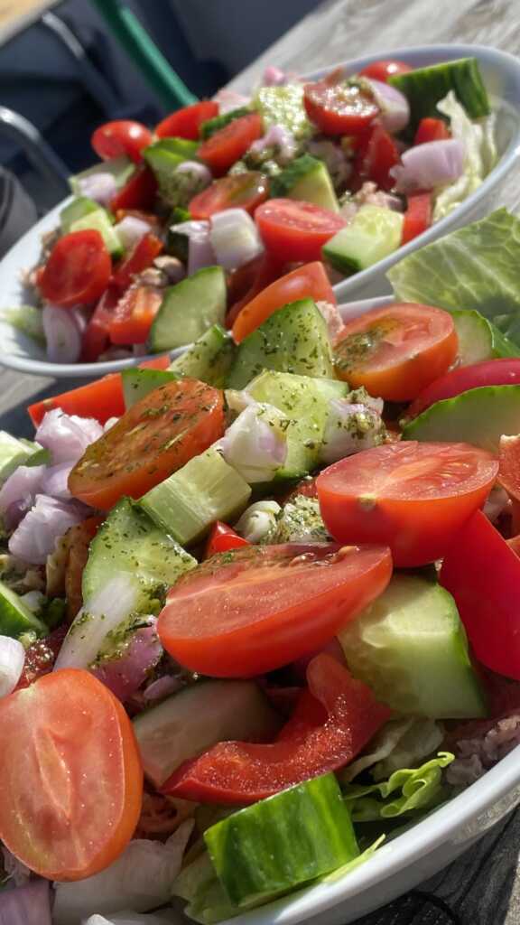 Den Thunfisch im Salat als 2. Zutat rein getan, dann sieht der Salat auch spitze aus. | Johannes Ulrich Gehrke